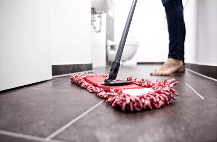 راهنمای جامع تمیز کردن حمام و کف کاشی: نکات، اشتباهات رایج و برنامه نگهداری